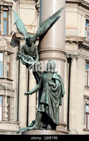 Fragment du monument à polir le poète Adam Bernard Mickiewicz avec génie ailé de poésie avec lyre à Lviv, Ukraine Banque D'Images