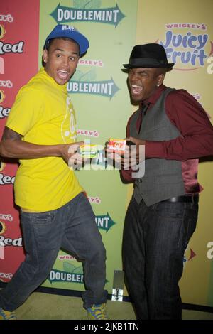 NEW YORK - 29 JUILLET : Chris Brown, ne-Yo assiste à un concert privé pour lancer les remake des célèbres jingles de Gum de Wrigley au Nokia Theatre Times Square sur 29 juillet 2008 à New York personnes : Chris Brown, ne-Yo Banque D'Images