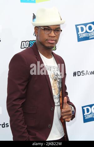 SANTA MONICA, CA - 19 AOÛT : ne-Yo arrive aux DoSomething.org et VH1's 2012 Do Something Awards au Barker Hangar on 19 août 2012 à Santa Monica, Californie gens : ne-Yo Banque D'Images