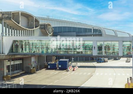 ROISSY, FRANCE - JUIN 20 : personnes embarquant sur 20 juin 2022 à l'aéroport Charles de Gaulle à Roissy, France Banque D'Images