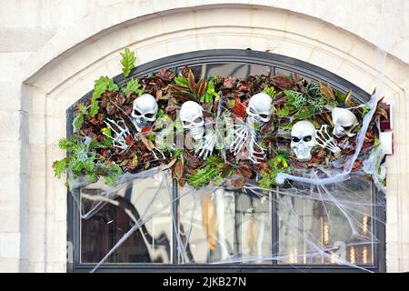 Halloween décoration de rue avec skulles squelette et toile Banque D'Images
