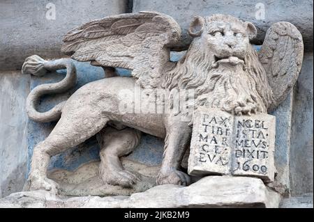 Le Lion ailé tenant l'évangile avec l'inscription PAX TIBI MARCE EVANGELISTA MEVS (que la paix soit avec vous Mark mon évangéliste) à Lviv, Ukraine Banque D'Images