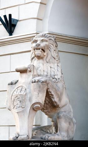 Armoiries de Lviv sur l'écusson de la sculpture du lion à Lviv en Ukraine Banque D'Images