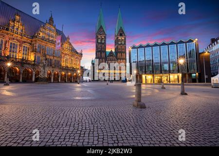 Brême, Allemagne. Image de paysage urbain de la ville hanséatique de Brême, Allemagne avec place du marché historique, cathédrale de Brême et hôtel de ville au lever du soleil d'été. Banque D'Images