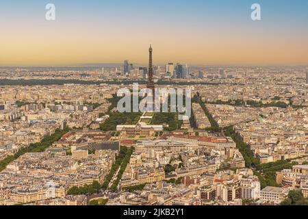 Vue aérienne sur le Champs de Mars et de la Tour Eiffel, Paris, France Banque D'Images