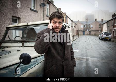 TOM BURKE in STRIKE (2017) -titre original: CORMORAN STRIKE-, dirigé par CHARLES STURRIDGE et KIERON HAWKES. Crédit : BBC ONE / Album Banque D'Images