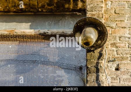 Srbobran est une ville de Serbie. Vue sur l'éclairage de la cour en face du moulin de Srbobran. Banque D'Images