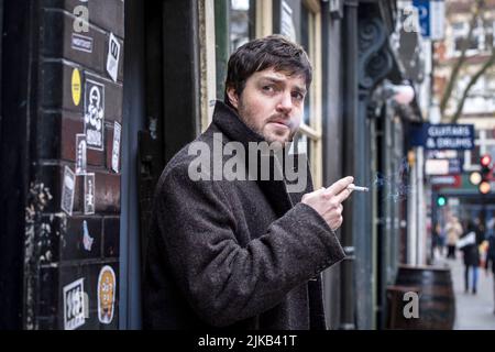 TOM BURKE in STRIKE (2017) -titre original: CORMORAN STRIKE-, dirigé par CHARLES STURRIDGE et KIERON HAWKES. Crédit : BBC ONE / Album Banque D'Images