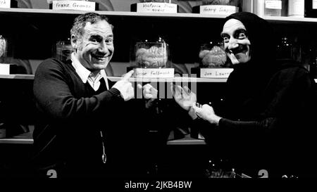 MEL BROOKS et MARTY FELDMAN dans LE JEUNE FRANKENSTEIN (1974), dirigé par MEL BROOKS. Crédit: 20th CENTURY FOX / Album Banque D'Images