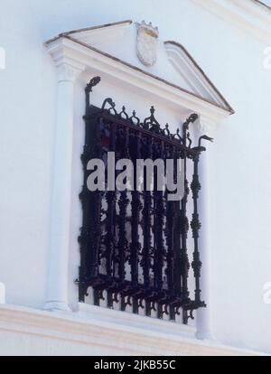 VENTANA DEL PALACIO DE MEDINA SIDONIA CON LA REJA DE LA PENDENCIA - SIGLO XV - GOTICO-RENACENTISTA. EMPLACEMENT : PALACIO DUCAL DE MEDINA SIDONIA. SANLUCAR DE BARRAMEDA. Cadix. ESPAGNE. Banque D'Images