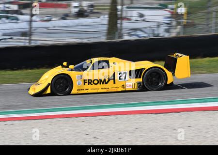 Scarperia, 3 avril 2022 : Nissan R90CK année 1990 en action pendant le Mugello Classic 2022 au circuit Mugello en Italie. Banque D'Images