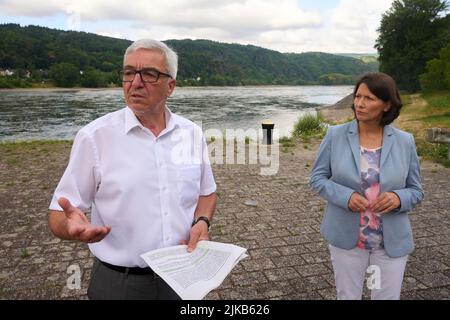 Saint Goarshausen, Allemagne. 01st août 2022. Roger Lewentz (SPD), ministre de l'intérieur de la Rhénanie-Palatinat, et Daniela Schmitt (FDP), ministre des Transports de la Rhénanie-Palatinat, se tiennent lors d'une réunion sur le site du passage à niveau du Rhin moyen, prévu de longue date. Il y aura un nouveau concours international pour le projet de pont du Rhin moyen, qui est en discussion depuis un demi-siècle. Crédit : Thomas Frey/dpa/Alay Live News Banque D'Images