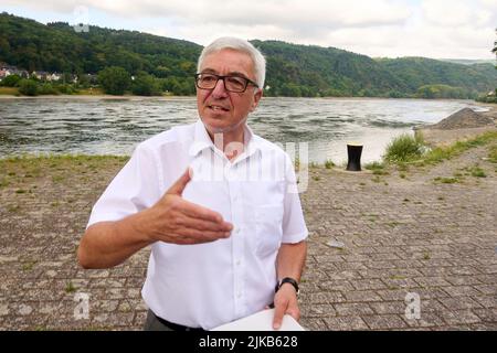 Saint Goarshausen, Allemagne. 01st août 2022. Roger Lewentz (SPD), ministre de l'intérieur de la Rhénanie-Palatinat, se trouve sur le site du passage du Rhin moyen prévu de longue date lors d'une réunion. Il doit y avoir une nouvelle compétition internationale pour le projet de pont du Rhin moyen, dont on discute depuis un demi-siècle. Crédit : Thomas Frey/dpa/Alay Live News Banque D'Images