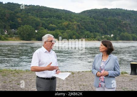 Saint Goarshausen, Allemagne. 01st août 2022. Roger Lewentz (SPD), ministre de l'intérieur de la Rhénanie-Palatinat, et Daniela Schmitt (FDP), ministre des Transports de la Rhénanie-Palatinat, se tiennent lors d'une réunion sur le site du passage à niveau du Rhin moyen, prévu de longue date. Il y aura un nouveau concours international pour le projet de pont du Rhin moyen, qui est en discussion depuis un demi-siècle. Crédit : Thomas Frey/dpa/Alay Live News Banque D'Images