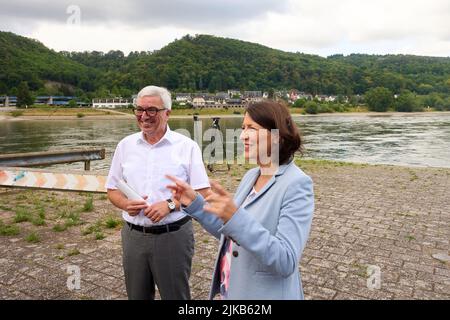 Saint Goarshausen, Allemagne. 01st août 2022. Roger Lewentz (SPD), ministre de l'intérieur de la Rhénanie-Palatinat, et Daniela Schmitt (FDP), ministre des Transports de la Rhénanie-Palatinat, se tiennent lors d'une réunion sur le site du passage à niveau du Rhin moyen, prévu de longue date. Il y aura un nouveau concours international pour le projet de pont du Rhin moyen, qui est en discussion depuis un demi-siècle. Crédit : Thomas Frey/dpa/Alay Live News Banque D'Images