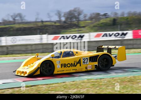 Scarperia, 3 avril 2022 : Nissan R90CK année 1990 en action pendant le Mugello Classic 2022 au circuit Mugello en Italie. Banque D'Images