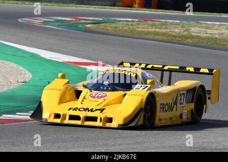 Scarperia, 3 avril 2022 : Nissan R90CK année 1990 en action pendant le Mugello Classic 2022 au circuit Mugello en Italie. Banque D'Images