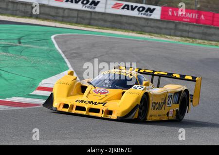 Scarperia, 3 avril 2022 : Nissan R90CK année 1990 en action pendant le Mugello Classic 2022 au circuit Mugello en Italie. Banque D'Images