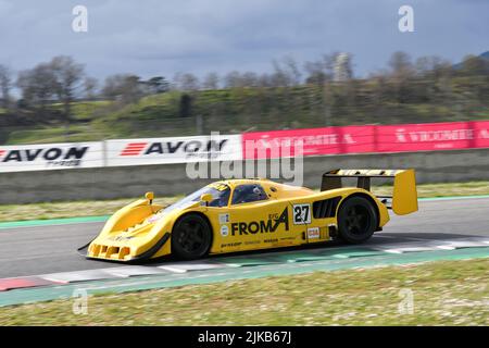 Scarperia, 3 avril 2022 : Nissan R90CK année 1990 en action pendant le Mugello Classic 2022 au circuit Mugello en Italie. Banque D'Images