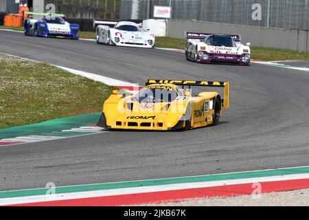 Scarperia, 3 avril 2022 : Nissan R90CK année 1990 en action pendant le Mugello Classic 2022 au circuit Mugello en Italie. Banque D'Images