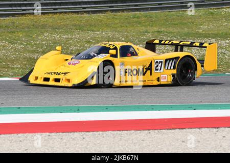 Scarperia, 3 avril 2022 : Nissan R90CK année 1990 en action pendant le Mugello Classic 2022 au circuit Mugello en Italie. Banque D'Images