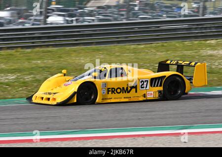 Scarperia, 3 avril 2022 : Nissan R90CK année 1990 en action pendant le Mugello Classic 2022 au circuit Mugello en Italie. Banque D'Images