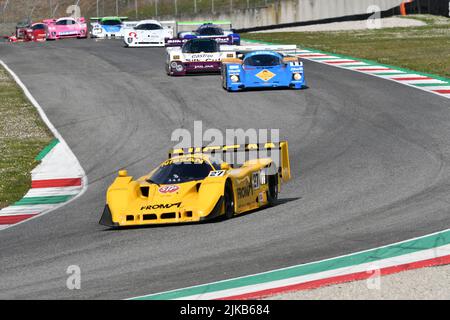 Scarperia, 3 avril 2022 : Nissan R90CK année 1990 en action pendant le Mugello Classic 2022 au circuit Mugello en Italie. Banque D'Images