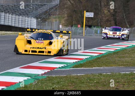 Scarperia, 3 avril 2022 : Nissan R90CK année 1990 en action pendant le Mugello Classic 2022 au circuit Mugello en Italie. Banque D'Images