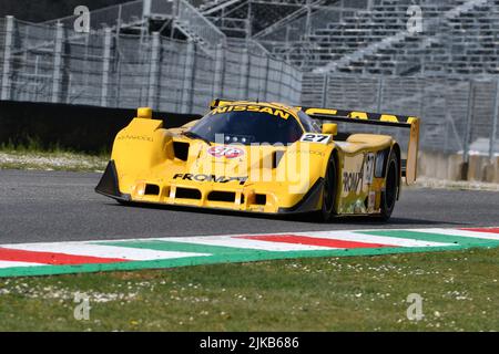 Scarperia, 3 avril 2022 : Nissan R90CK année 1990 en action pendant le Mugello Classic 2022 au circuit Mugello en Italie. Banque D'Images