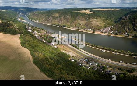 Saint Goarshausen, Allemagne. 01st août 2022. Le site du long passage du Rhin moyen prévu (photographie aérienne prise par drone). Il y aura un nouveau concours international pour le projet de pont sur le Rhin moyen, qui est en discussion depuis un demi-siècle. Crédit : Thomas Frey/dpa/Alay Live News Banque D'Images