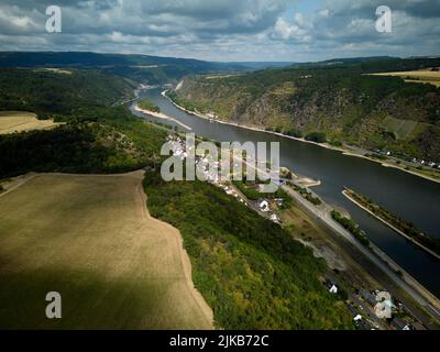 Saint Goarshausen, Allemagne. 01st août 2022. Le site du long passage du Rhin moyen prévu (photographie aérienne prise par drone). Il y aura un nouveau concours international pour le projet de pont sur le Rhin moyen, qui est en discussion depuis un demi-siècle. Crédit : Thomas Frey/dpa/Alay Live News Banque D'Images