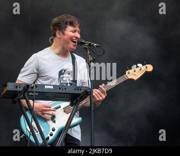 Les wombats jouent la scène principale à Kendal Calling. Samedi 30th juillet 2022 Banque D'Images