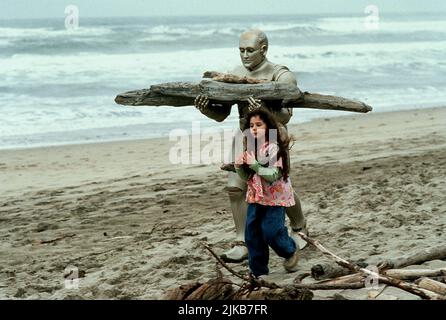 Robin Williams, Hallee Kate Eisenberg film: Bicentennial Man (USA/DE 1999) personnages: Andrew Martin, Directeur: Chris Columbus 13 décembre 1999 **AVERTISSEMENT** cette photographie est à usage éditorial exclusif et est le droit d'auteur de COLUMBIA PICTURES et/ou le photographe assigné par la Société de film ou de production et ne peut être reproduite que par des publications dans le cadre de la promotion du film ci-dessus. Un crédit obligatoire pour LES PHOTOS DE COLUMBIA est requis. Le photographe doit également être crédité lorsqu'il est connu. Aucune utilisation commerciale ne peut être accordée sans l'autorisation écrite de la Société du film. Banque D'Images