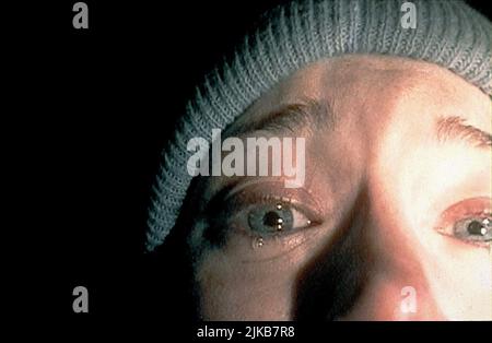 Heather Donahue film: The Blair Witch Project (USA 1999) personnages: Heather Donahue Directeur: Daniel Myrick, Eduardo Sanchez 25 janvier 1999 **AVERTISSEMENT** cette photographie est destinée à un usage éditorial exclusif et est le copyright de PATHE et/ou du photographe attribué par la Société de film ou de production et ne peut être reproduite que par des publications en conjonction avec la promotion du film ci-dessus. Un crédit obligatoire pour le PATHE est requis. Le photographe doit également être crédité lorsqu'il est connu. Aucune utilisation commerciale ne peut être accordée sans l'autorisation écrite de la Société du film. Banque D'Images