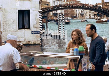 Michelle Pfeiffer & Bruce Willis film: The Story of US (USA 1999) personnages: Katie Jordan & Ben Jordan / lieu: Ponte dell'Accademia, Canal Grande, Venise, Italie (Venedig, Italien) Directeur : Rob Reiner 13 octobre 1999 **AVERTISSEMENT** cette photographie est à usage éditorial exclusif et est le droit d'auteur de CASTLE ROCK ENTERTAINMENT et/ou le photographe assigné par la Société du film ou de la production et ne peut être reproduite que par des publications dans le cadre de la promotion du film ci-dessus. Un crédit obligatoire pour LES DIVERTISSEMENTS DE CASTLE ROCK est requis. Le photographe doit également être crédité lorsque k Banque D'Images