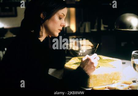 Mary-Louise Parker film: The Five Senses (1999) personnages: Rona Director: Jeremy Podeswa 18 mai 1999 **AVERTISSEMENT** cette photographie est à usage éditorial exclusif et est protégée par les droits d'auteur de la Société radio-Canada et/ou du photographe assigné par la Société de film ou de production et ne peut être reproduite que par des publications en conjonction avec la promotion du film ci-dessus. Un crédit obligatoire pour CBC est requis. Le photographe doit également être crédité lorsqu'il est connu. Aucune utilisation commerciale ne peut être accordée sans l'autorisation écrite de la Société du film. Banque D'Images