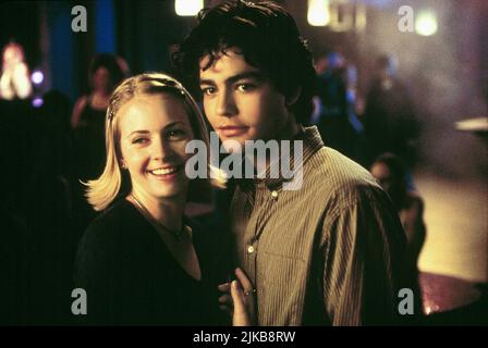 Adrian Grenier & Melissa Joan Hart film: Drive Me Crazy (1999) personnages: Chase Hammond & Nicole Maris Directeur: John Schultz 22 septembre 1999 **AVERTISSEMENT** cette photographie est destinée à un usage éditorial exclusif et est protégée par le droit d'auteur DE 20th et/ou du photographe assigné par la Société de film ou de production et ne peut être reproduite que par des publications en conjonction avec la promotion du film ci-dessus. Un crédit obligatoire de 20th est requis. Le photographe doit également être crédité lorsqu'il est connu. Aucune utilisation commerciale ne peut être accordée sans l'autorisation écrite de la Société du film. Banque D'Images