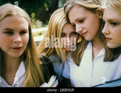 Leslie Hayman, Kirsten Dunst, A.J. Film Cook & Chelse Swain : The Virgin suicide (USA 2000) personnages : Therese Lisbon, Lux Lisbon, Mary Lisbon et Bonnie Lisbon Directeur : Sofia Coppola 19 mai 1999 **AVERTISSEMENT** cette photographie est destinée à un usage éditorial exclusif et est le copyright d'AMERICAN ZOETROPE et/ou du photographe assigné par la Société de film ou de production et ne peut être reproduite que par des publications dans le cadre de la promotion du film ci-dessus. Un crédit obligatoire pour AMERICAN ZOETROPE est requis. Le photographe doit également être crédité lorsqu'il est connu. Aucune utilisation commerciale ne peut être accordée Banque D'Images