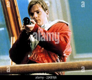 Ewan McGregor film: Eye of the Beholder (1999) personnages: Stephen Wilson Directeur: Stephan Elliott 28 août 1999 **AVERTISSEMENT** cette photographie est destinée à un usage éditorial exclusif et est le droit d'auteur DE EYE OF THE BEHOLDER LTD et/ou du photographe assigné par la Société de film ou de production et ne peut être reproduite que par des publications dans le cadre de la promotion du film ci-dessus. Un crédit obligatoire à L'ŒIL DU TITULAIRE de L'ILD est requis. Le photographe doit également être crédité lorsqu'il est connu. Aucune utilisation commerciale ne peut être accordée sans l'autorisation écrite de la Société du film. Banque D'Images