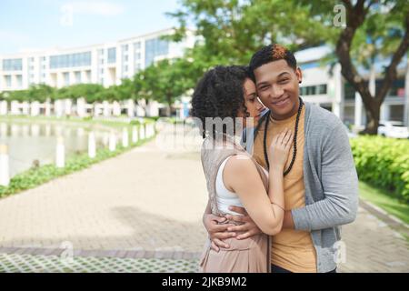 Envieux jeune couple latino-américain heureux debout à l'extérieur Banque D'Images