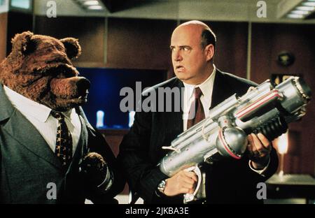 Film Bobo & Jeffrey Tambor : Muppets from Space (USA 1999) personnages : & K. Edgar Singer Directeur : Tim Hill 14 juillet 1999 **AVERTISSEMENT** cette photographie est destinée à un usage éditorial exclusif et est protégée par les droits d'auteur de LA SOCIÉTÉ JIM HENSON et/ou du photographe désigné par la Société de film ou de production et ne peut être reproduite que par des publications dans le cadre de la promotion du film ci-dessus. Un crédit obligatoire pour LA SOCIÉTÉ JIM HENSON est requis. Le photographe doit également être crédité lorsqu'il est connu. Aucune utilisation commerciale ne peut être accordée sans l'autorisation écrite de la Société du film. Banque D'Images