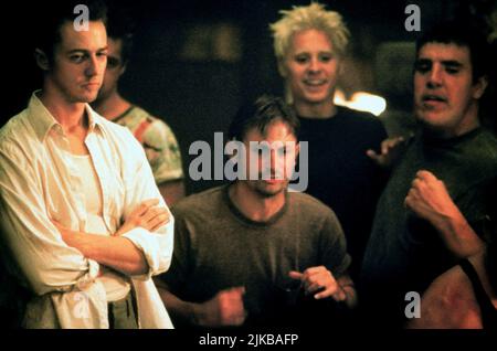 Edward Norton & Jared Leto film Fight Club (USA/DE 1999) personnages : The Narrator & Angel face réalisateur : David Fincher 10 septembre 1999 **AVERTISSEMENT** cette photographie est réservée à un usage éditorial et est la propriété de 20TH CENTURY FOX et/ou du photographe désigné par The film or production Company et ne peut être reproduite que par des publications en liaison avec la promotion du film ci-dessus. Un crédit obligatoire pour 20TH CENTURY FOX est requis. Le photographe doit également être crédité lorsqu'il est connu. Aucune utilisation commerciale ne peut être accordée sans autorisation écrite de The film Company. Banque D'Images