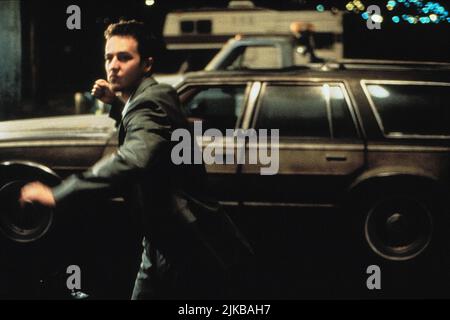 Edward Norton film Fight Club (USA/DE 1999) personnages : le narrateur réalisateur : David Fincher 10 septembre 1999 **AVERTISSEMENT** cette photographie est réservée à un usage éditorial et est protégée par les droits d'auteur de 20TH CENTURY FOX et/ou du photographe désigné par le film ou la société de production et ne peut être reproduite que par des publications en liaison avec la promotion du film ci-dessus. Un crédit obligatoire pour 20TH CENTURY FOX est requis. Le photographe doit également être crédité lorsqu'il est connu. Aucune utilisation commerciale ne peut être accordée sans autorisation écrite de The film Company. Banque D'Images
