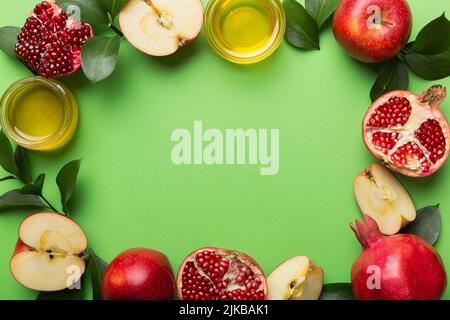 Rosh hashanah concept. Cadre fait de symboles juif vacances du nouvel an traditionnel. Vue de dessus avec espace de copie. Banque D'Images