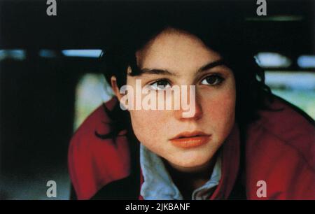 Emilie Dequenne film Rosetta (1999) personnages : Rosetta réalisateur : Jean-Pierre Dardenne 15 septembre 1999 **AVERTISSEMENT** cette photographie est réservée à un usage éditorial et est protégée par les droits d'auteur de OCTOBER films et/ou du photographe désigné par le film ou la Société de production et ne peut être reproduite que par des publications en liaison avec la promotion du film ci-dessus. Un crédit obligatoire pour OCTOBER films est requis. Le photographe doit également être crédité lorsqu'il est connu. Aucune utilisation commerciale ne peut être accordée sans autorisation écrite de The film Company. Banque D'Images