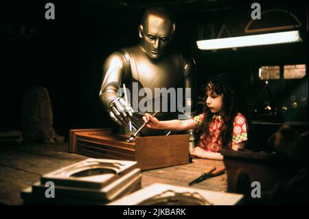 Robin Williams & Hallie Kate Eisenberg film: Bicentennial Man (USA/DE 1999) personnages: Andrew Martin & Little Miss Amanda Martin - Age 7 Directeur: Chris Columbus 13 décembre 1999 **AVERTISSEMENT** cette photographie est à usage éditorial exclusif et est le droit d'auteur de COLUMBIA PICTURES et/ou le photographe assigné par la Société de film ou de production et ne peut être reproduite que par des publications dans le cadre de la promotion du film ci-dessus. Un crédit obligatoire pour LES PHOTOS DE COLUMBIA est requis. Le photographe doit également être crédité lorsqu'il est connu. Aucune utilisation commerciale ne peut être accordée sans aut écrit Banque D'Images