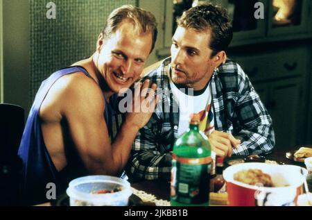 Woody Harrelson & Matthew McConaughey film: EDTV; Ed TV (1999) personnages: Ray Pekurny & Ed 'Eddie' Pekurny Directeur: Ron Howard 26 mars 1999 **AVERTISSEMENT** cette photographie est destinée à un usage éditorial exclusif et est le droit d'auteur d'UNIVERSAL et/ou du photographe attribué par la Société de film ou de production et ne peut être reproduite que par des publications en conjonction avec la promotion du film ci-dessus. Un crédit obligatoire pour UNIVERSEL est requis. Le photographe doit également être crédité lorsqu'il est connu. Aucune utilisation commerciale ne peut être accordée sans l'autorisation écrite de la Société du film. Banque D'Images