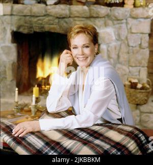 Julie Andrews film: Une nuit spéciale (1999) personnages: Catherine Directeur: Roger Young 28 novembre 1999 **AVERTISSEMENT** cette photographie est à usage éditorial exclusif et est le droit d'auteur de CBS et/ou du photographe assigné par la Société de film ou de production et ne peut être reproduite que par des publications en conjonction avec la promotion du film ci-dessus. Un crédit obligatoire pour CBS est requis. Le photographe doit également être crédité lorsqu'il est connu. Aucune utilisation commerciale ne peut être accordée sans l'autorisation écrite de la Société du film. Banque D'Images