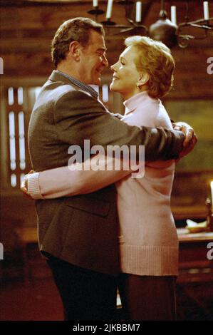 James Garner & Julie Andrews film: One Special Night (1999) personnages: Robert Woodward & Catherine Directeur: Roger Young 28 novembre 1999 **AVERTISSEMENT** cette photographie est à usage éditorial exclusif et est le droit d'auteur de CBS et/ou du photographe assigné par la Société de film ou de production et ne peut être reproduite que par des publications en conjonction avec la promotion du film ci-dessus. Un crédit obligatoire pour CBS est requis. Le photographe doit également être crédité lorsqu'il est connu. Aucune utilisation commerciale ne peut être accordée sans l'autorisation écrite de la Société du film. Banque D'Images