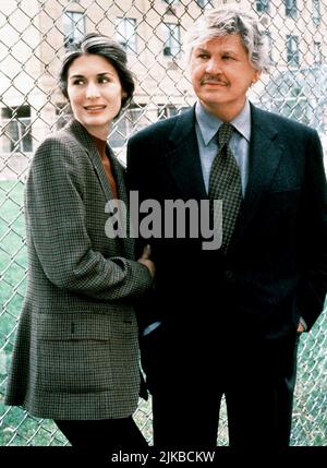 Barbara Williams & Charles Bronson film Family of Cops III : Under suspicion (TV- film) personnages : Paul Fein & Kate Fein CAN/USA 1999, réalisateur : Sheldon Larry 12 janvier 1999 **AVERTISSEMENT** cette photographie est à usage éditorial seulement et est la propriété de CBS et/ou du photographe assigné par le film ou la société de production et ne peut être reproduite que par des publications en liaison avec la promotion du film ci-dessus. Un crédit obligatoire à CBS est requis. Le photographe doit également être crédité lorsqu'il est connu. Aucune utilisation commerciale ne peut être accordée sans autorisation écrite de The film Company. Banque D'Images